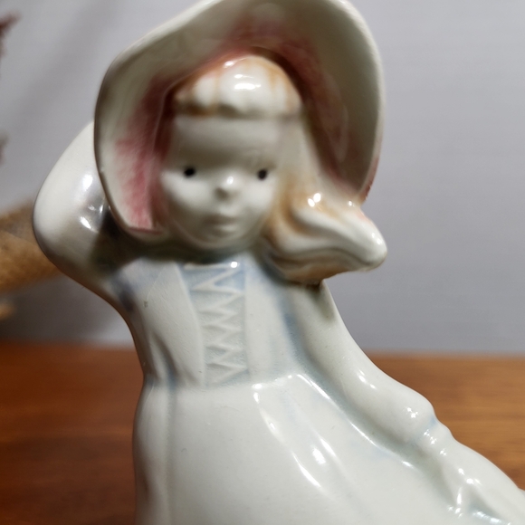 Vintage Ceramic Girl in the Wind Figurine - Picture 2 of 16